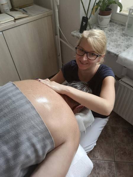 rehabilitantka podczas masażu