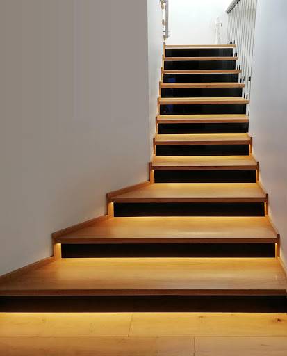 schody czarne z drewnem