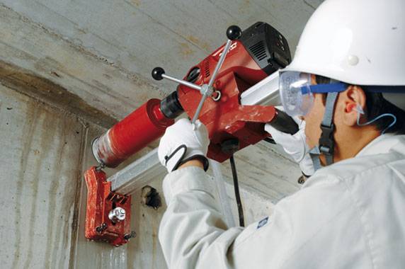 wiercenie w betonowej ścianie