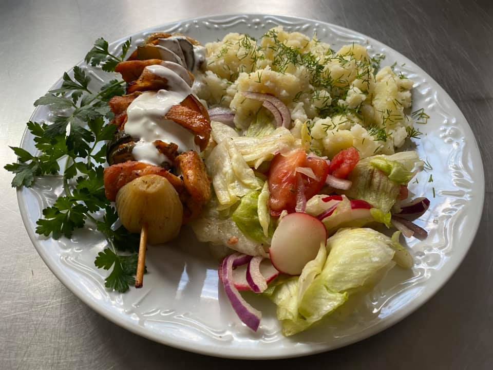 szaszłyk z ziemniakami i surówką