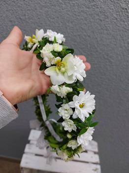 wianek z żywych kwiatów