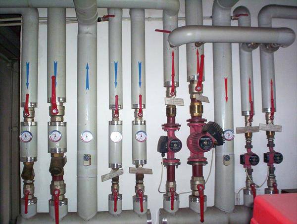 strzałki kierunkowe rurociągów