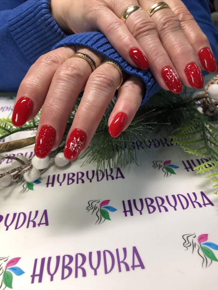 przedłużanie paznokci