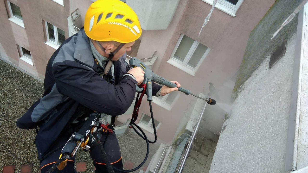mycie elewacji w dostępie linowym