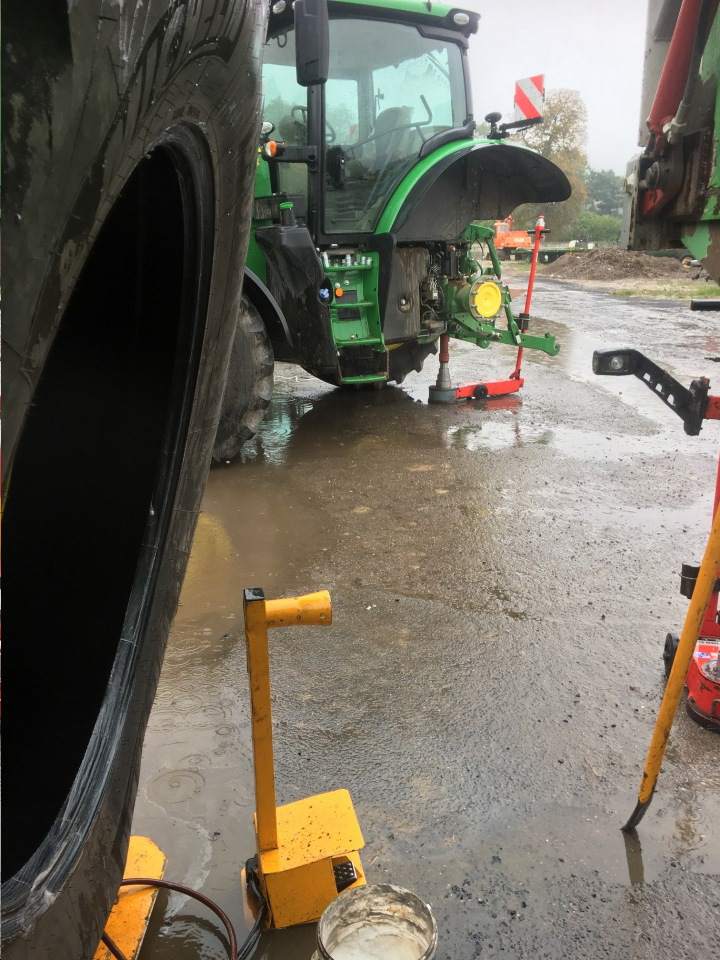 wymiana opon w traktorze