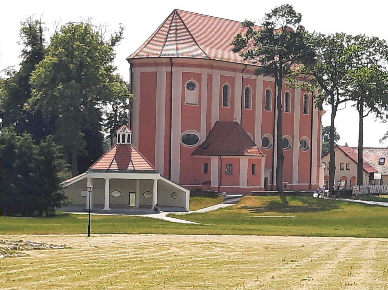 Osuszanie Bazyliki Sanktuarium Matki Bożej Skrzatuskiej oraz prace przy innych kościołach.