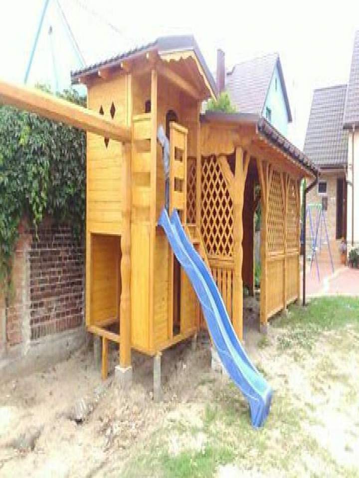 drewniany domek na drzewie