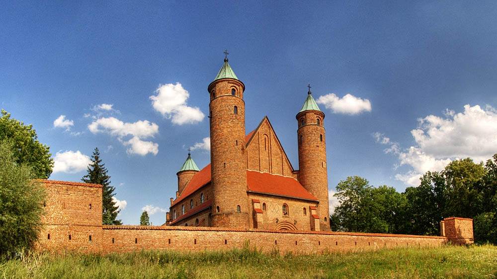 Kościół św Rocha i Jana Chrzciciela w Brochowie - renowacja murów obronnych