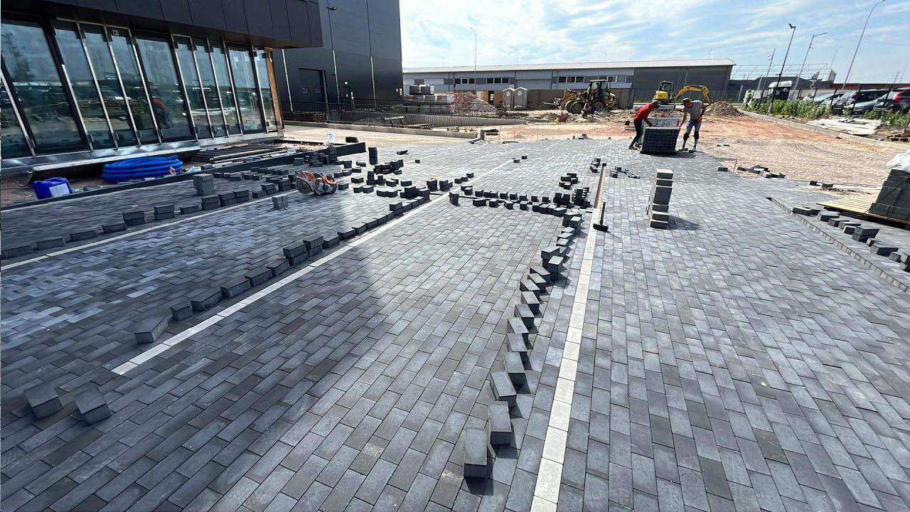 układanie kostki na placu