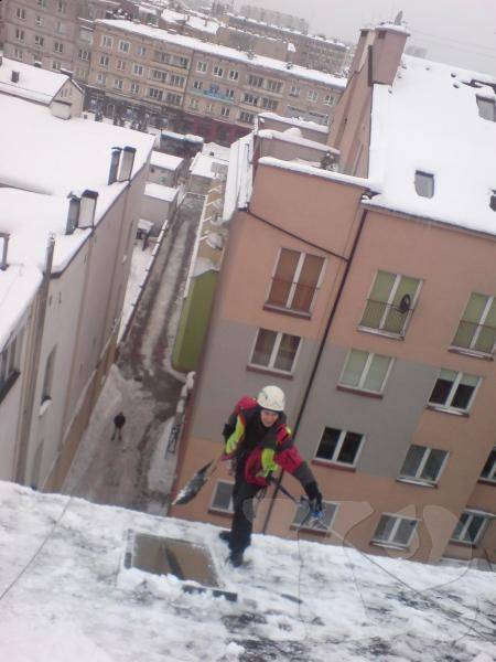Interwencyjne odśnieżanie dachu
