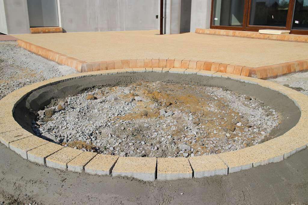 układanie kostki brukowej przed domem