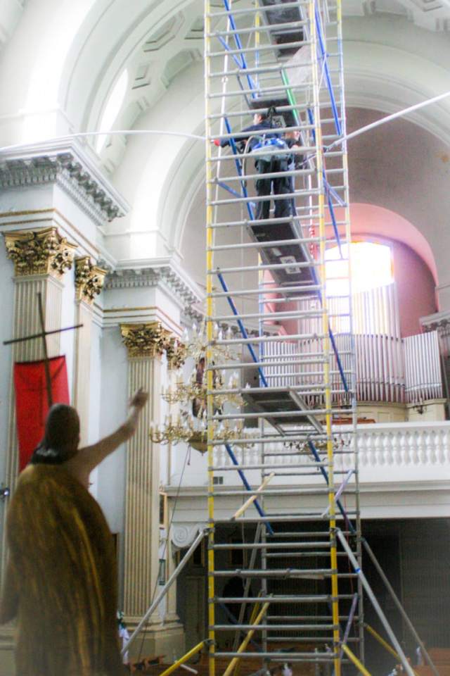 prace alpinistyczne w kościołach