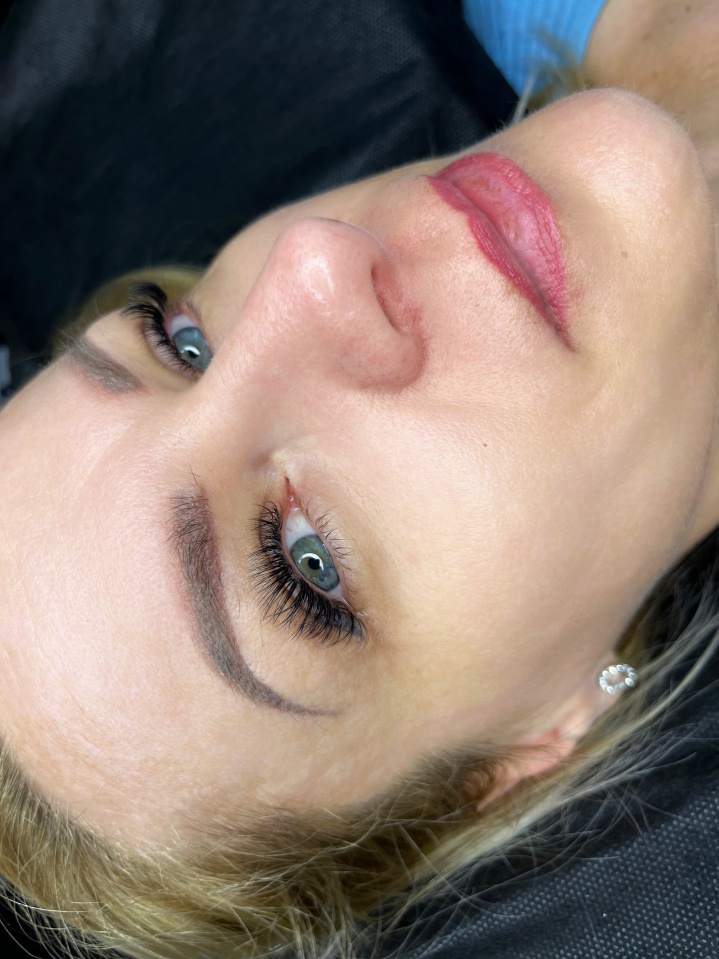 przedłużanie rzęs u kosmetyczki