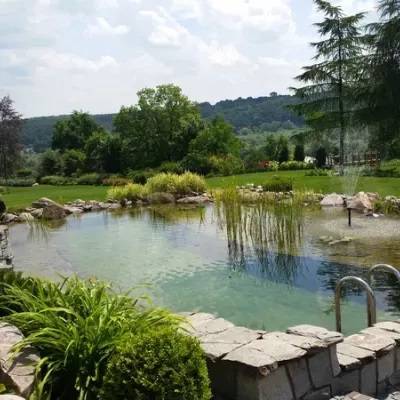 ogród ze stawem kąpielowym