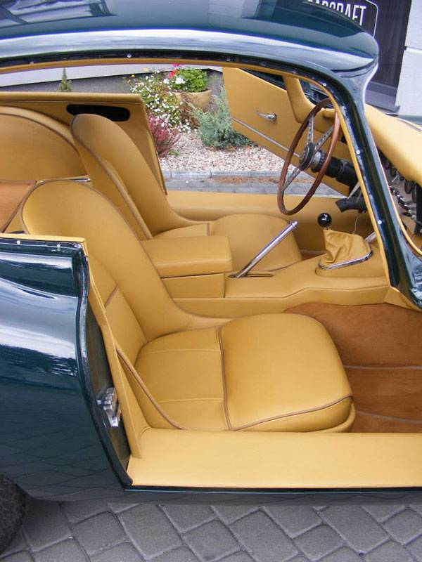 tapicerka skórzana w samochodzie