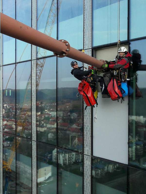 prace na wysokim budynku