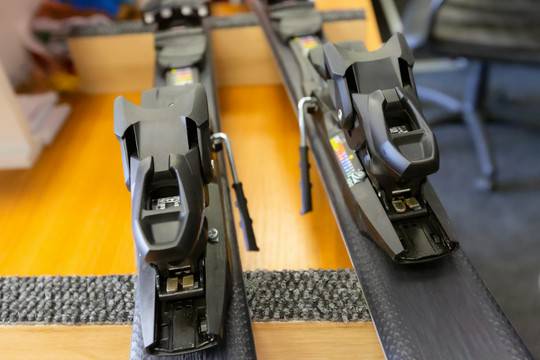 naprawa ślizgów nart