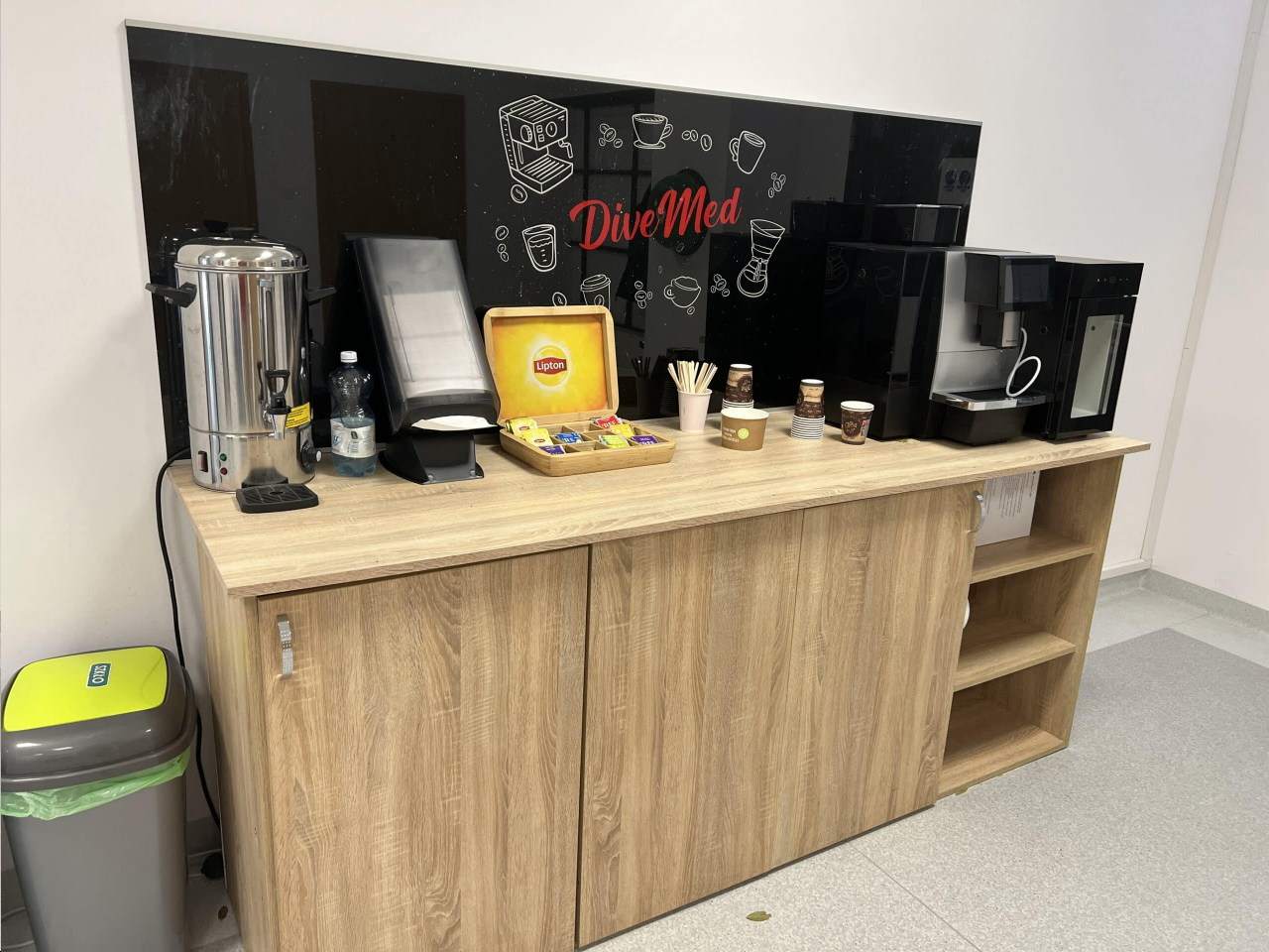 sala konferencyjna z kącikiem kawowym