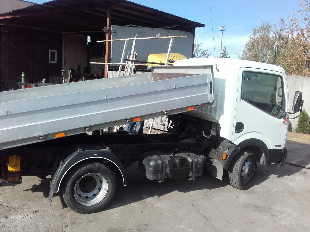 Transport ciężarowy krajowy i międzynarodowy, usługi z zakresu robót ziemnych.