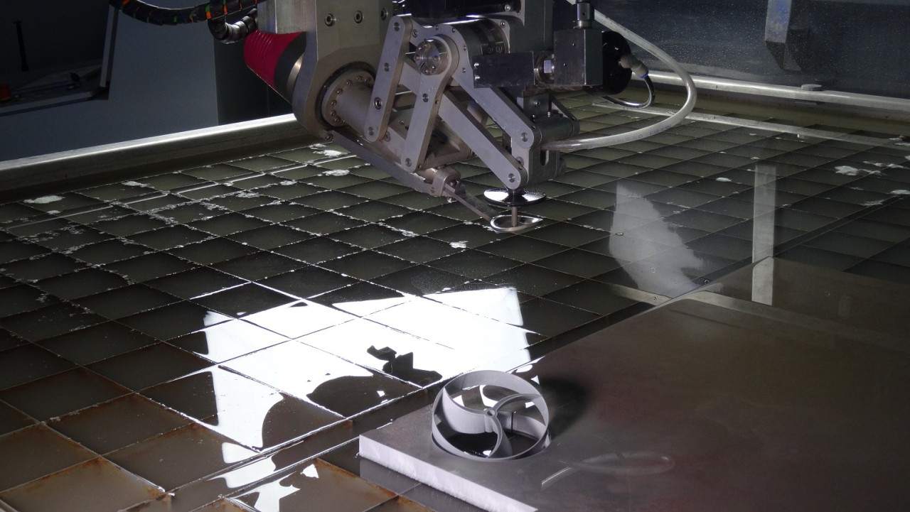 ciecie wodą w metalu