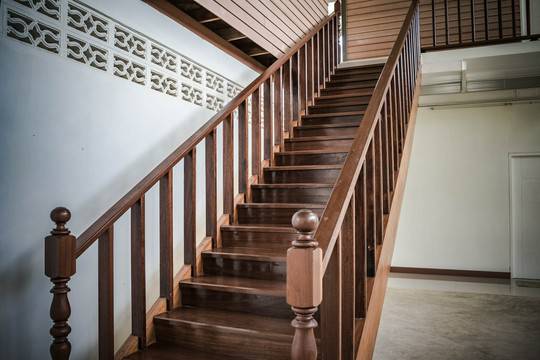 drewniane schody na zamówienie