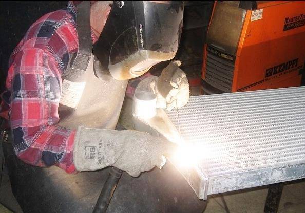 Sprzedaż części samochodowych