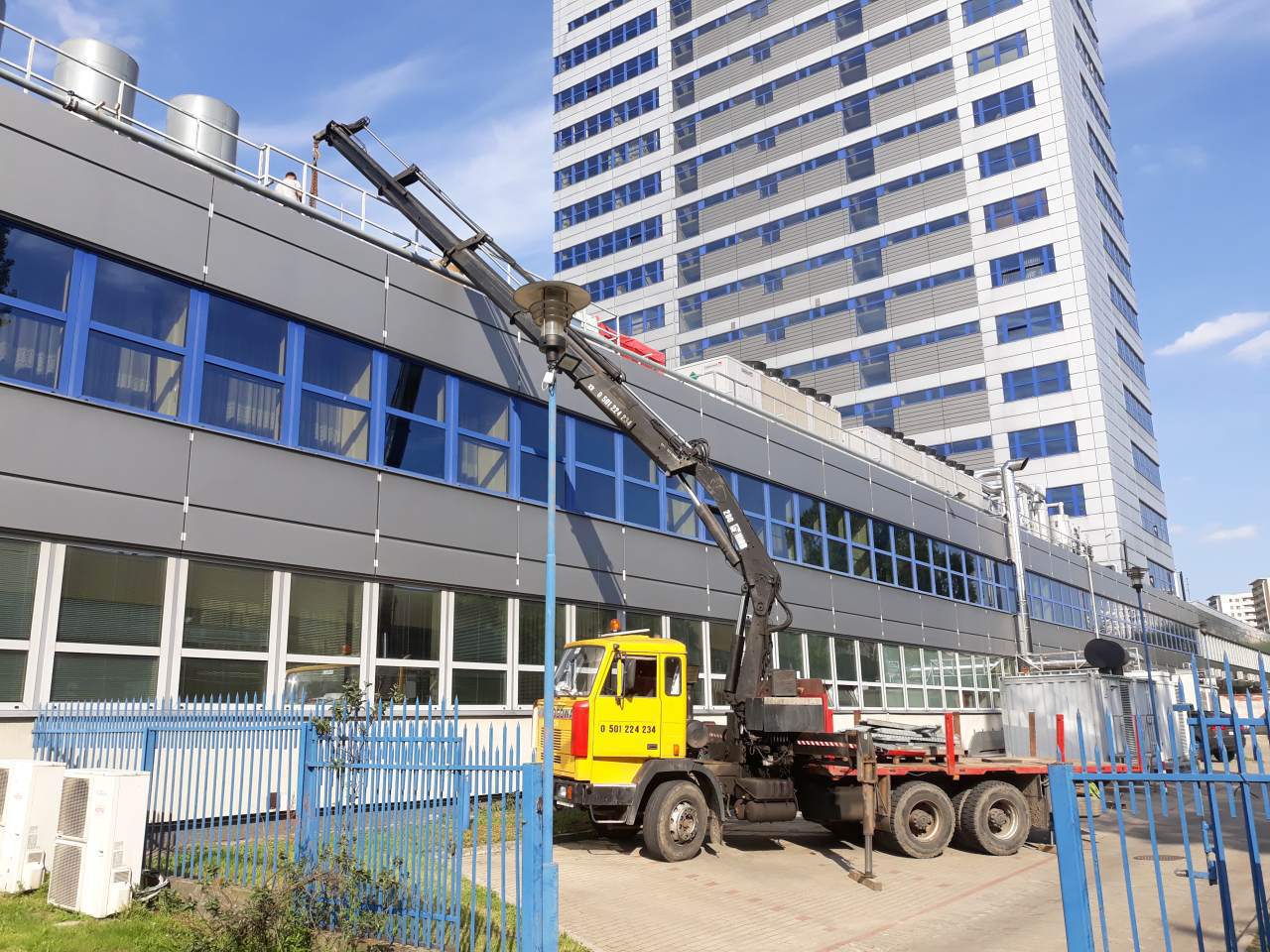 Usługi Dźwigowe i Przewóz Towarów, dźwigi i żurawie