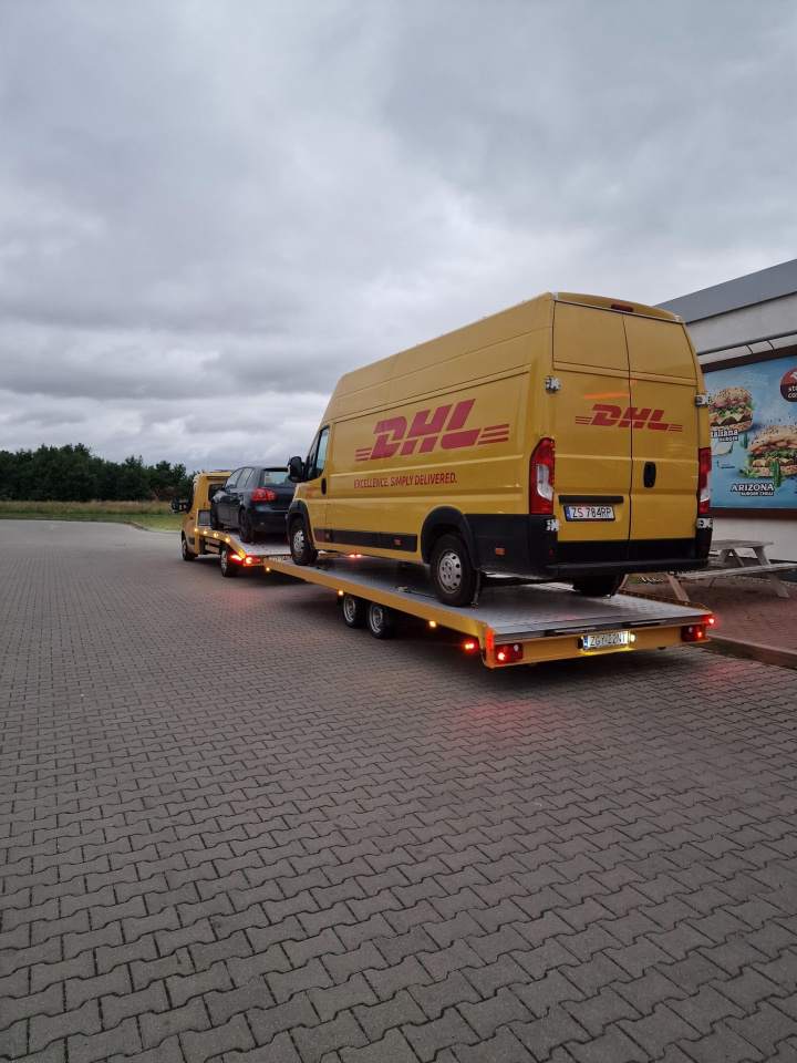 transport auta na lawecie