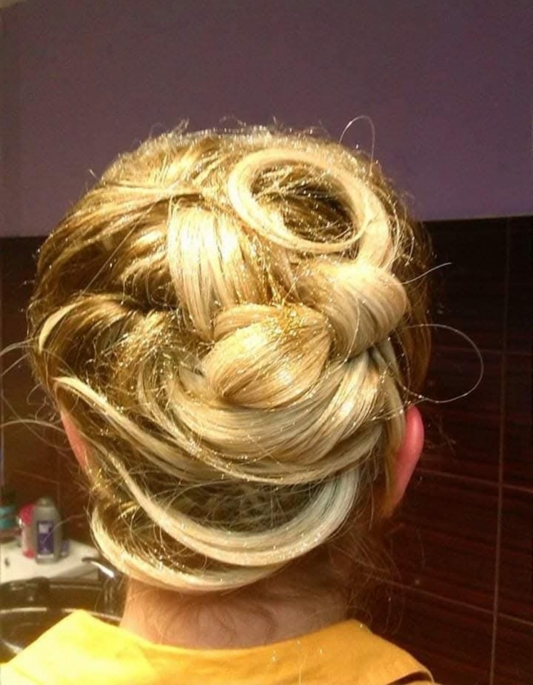 fryzjer, koloryzacja włosów, upięcia włosów