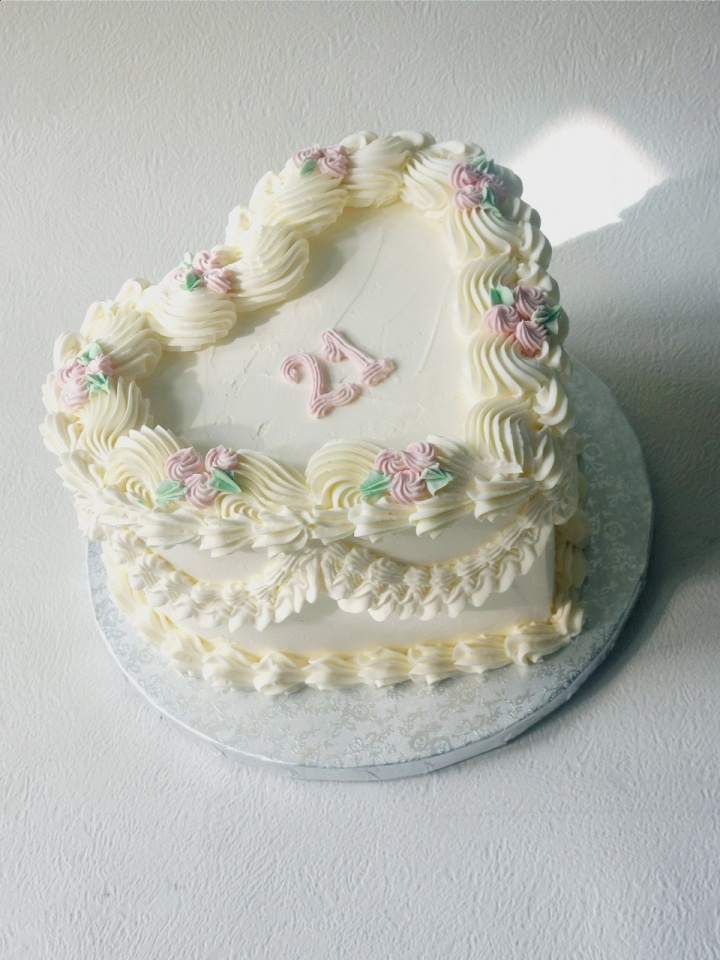 tort urodzinowy w kształcie serca