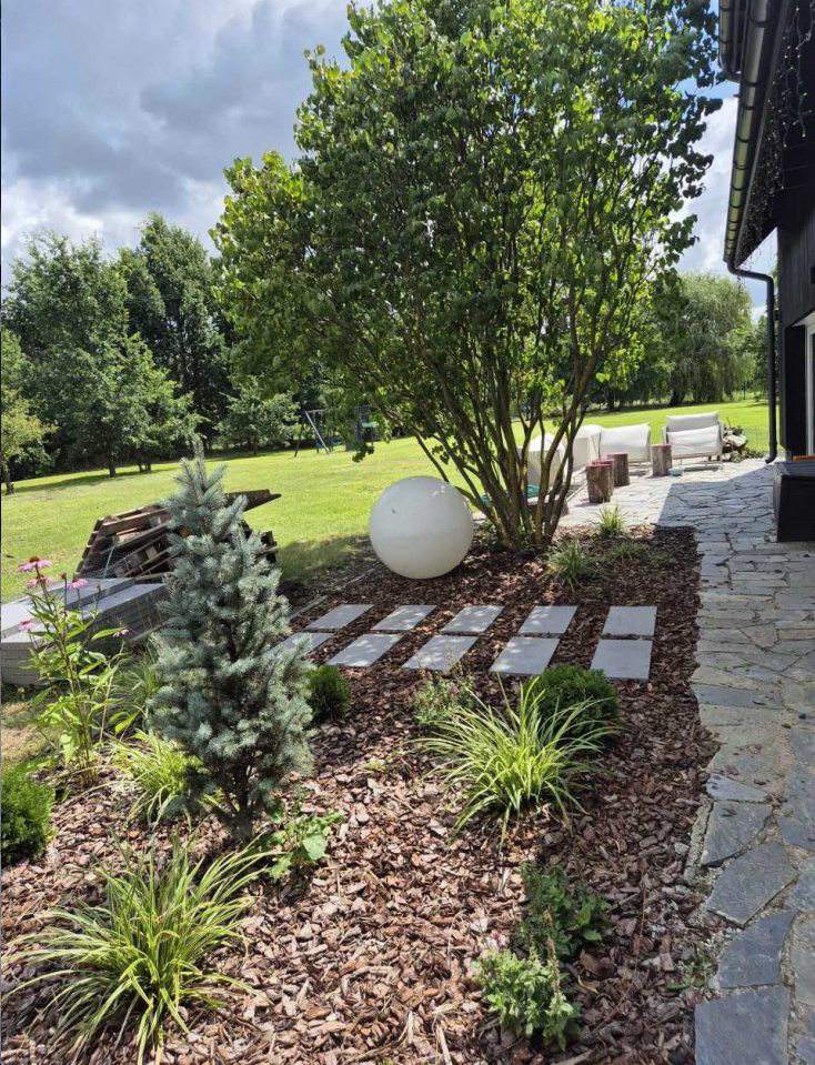 prace porządkowe w ogrodzie