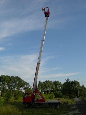 podnośnik z wysuniętym ramieniem
