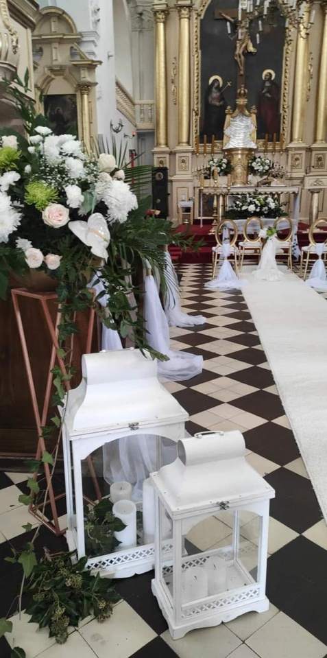 dekoracyjne lampiony i kwiaty