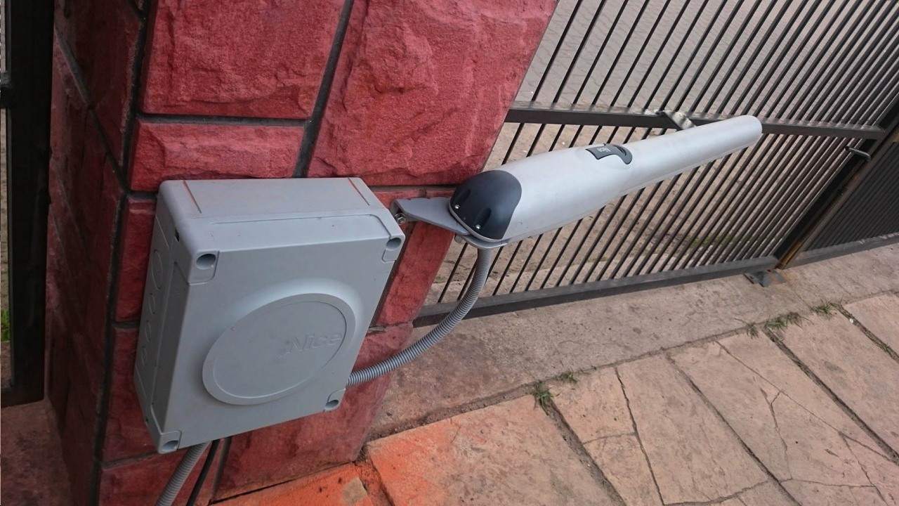 napędy skrzydłowy do bramy