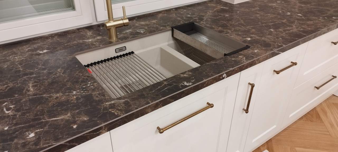 blaty kuchenne kamienne, schody kamienne, blaty łazienkowe kamienne, usługi kamieniarskie