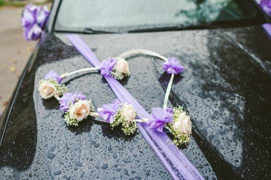 dekoracje kwiatowe samochodów