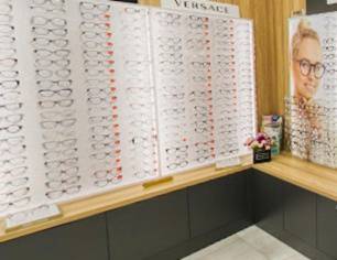 salon optyczny z okularami