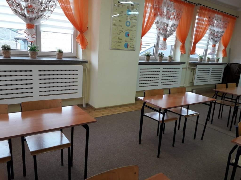 zabudowa grzejnika w szkole