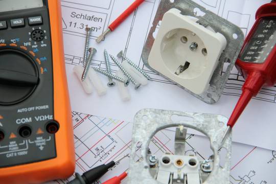 montaż instalacji elektrycznych