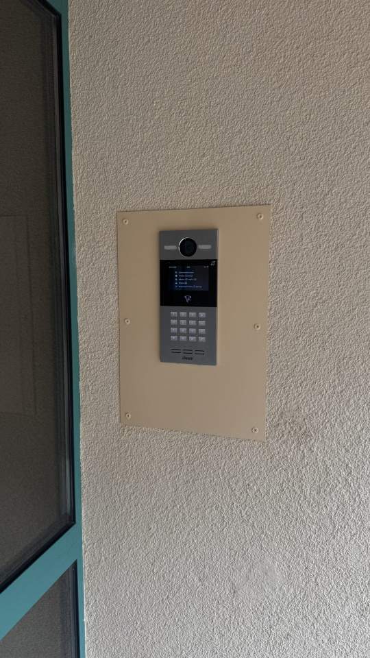 montaż domofonów przy wejściach