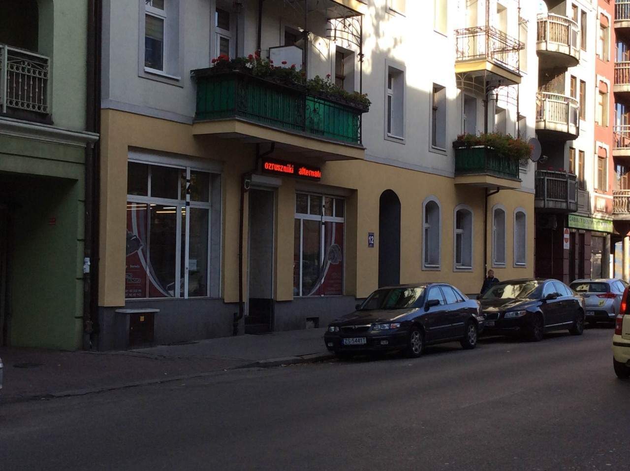 sprzedaż części samochodowych