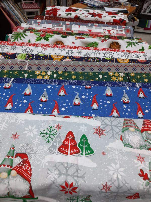 tkaniny ze świątecznym wzorem