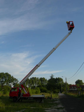 kosz z podniesionym ramieniem