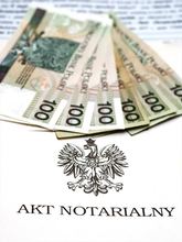 akt notarialny i pieniądze
