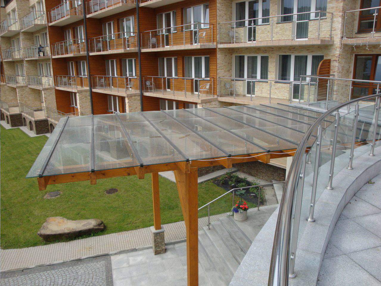 zadaszenie nad wejściem