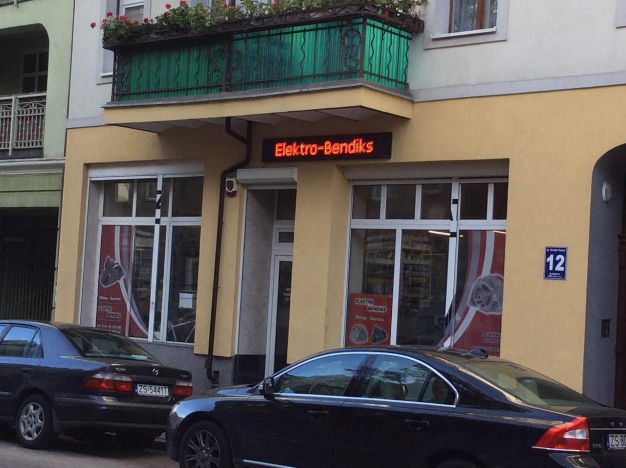 sprzedaż części samochodowych