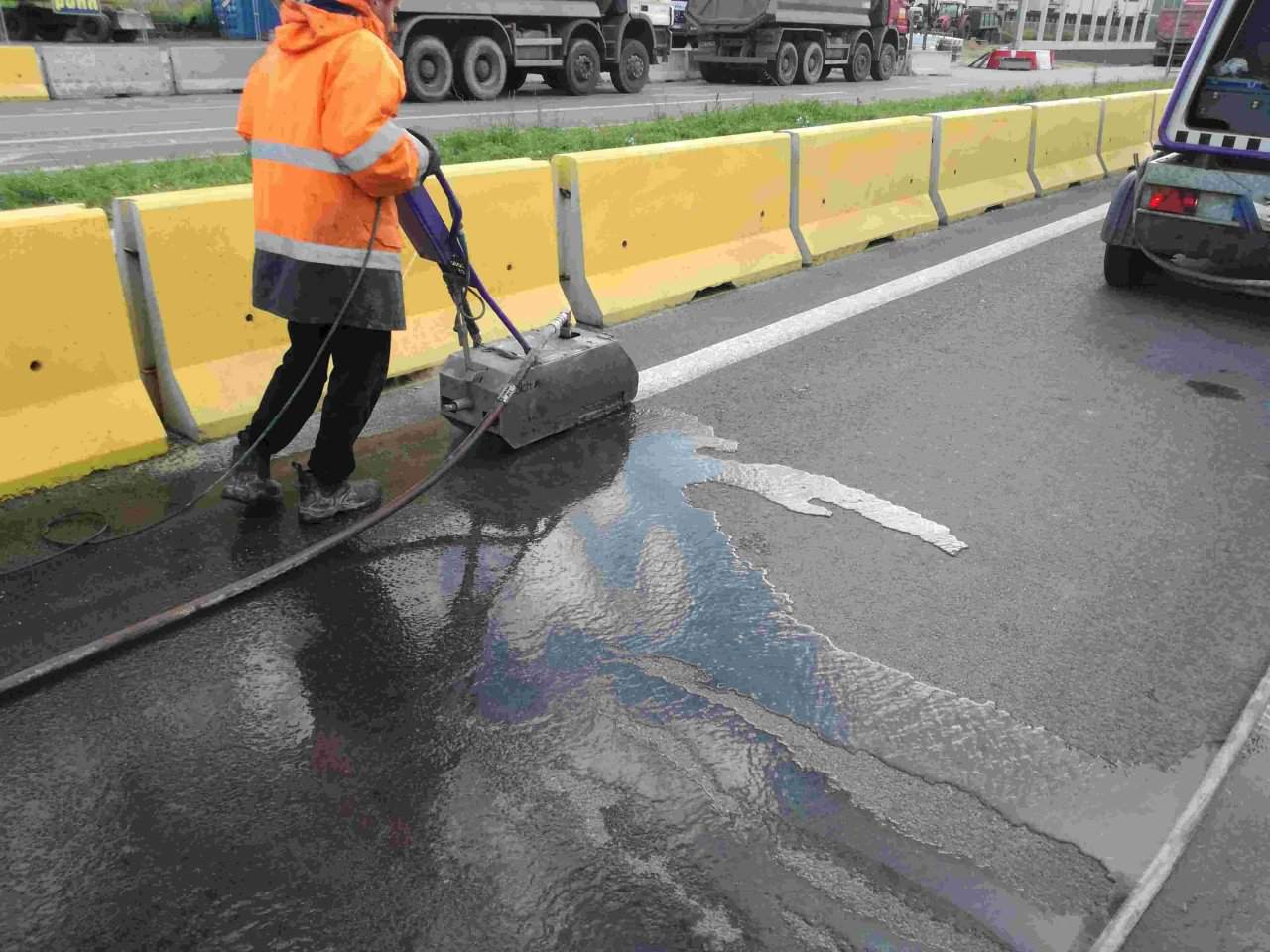 Usuwanie oznakowania poziomego wodą pod ciśnieniem