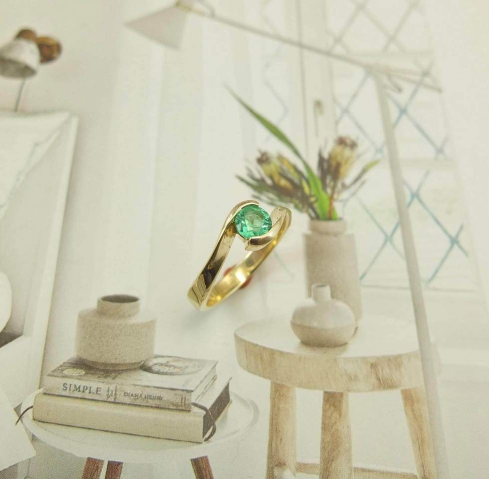 pierścionek zaręczynowy ze szmaragdem