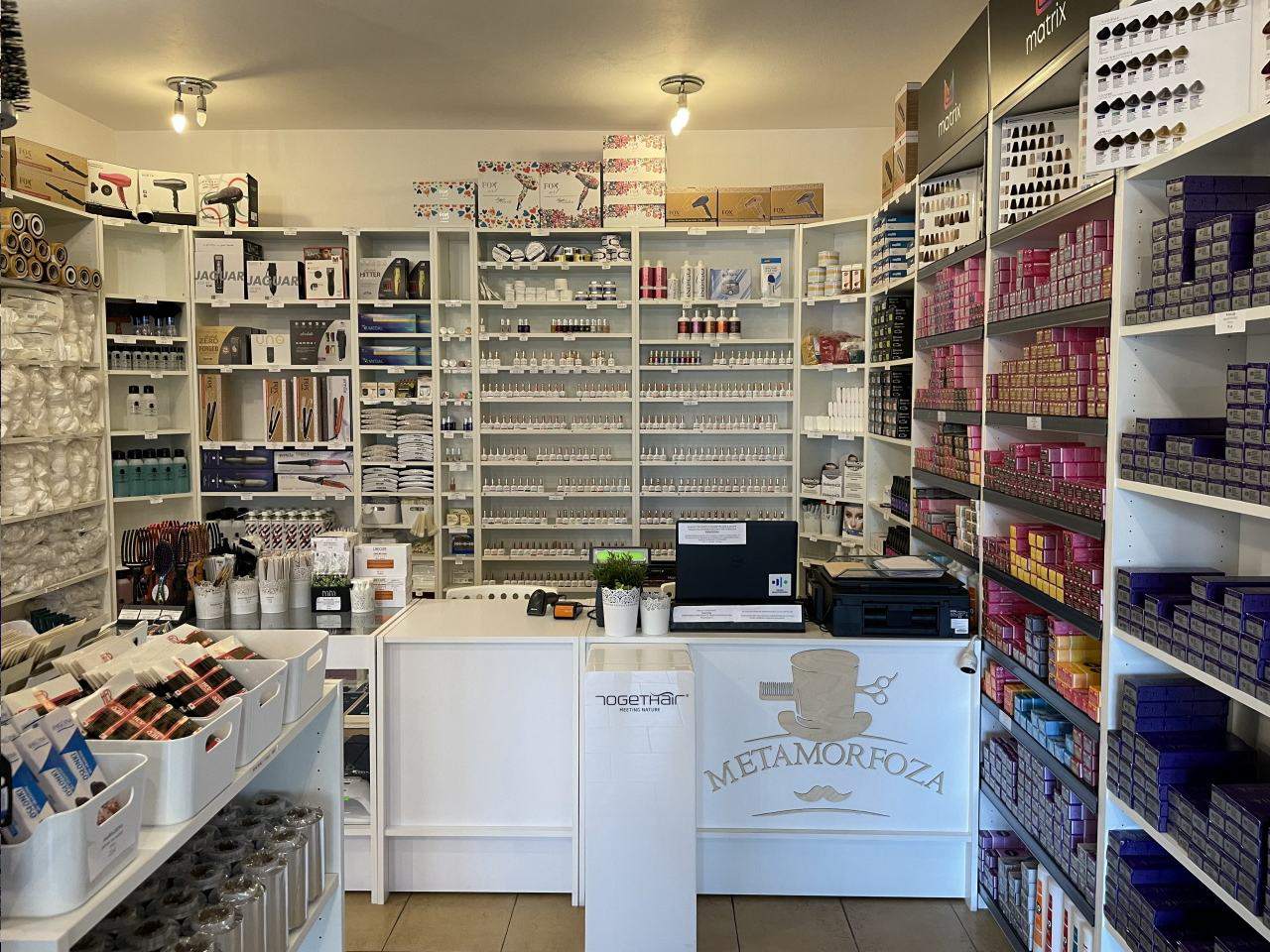 Artykuły i wyposażenie salonów fryzjerskich