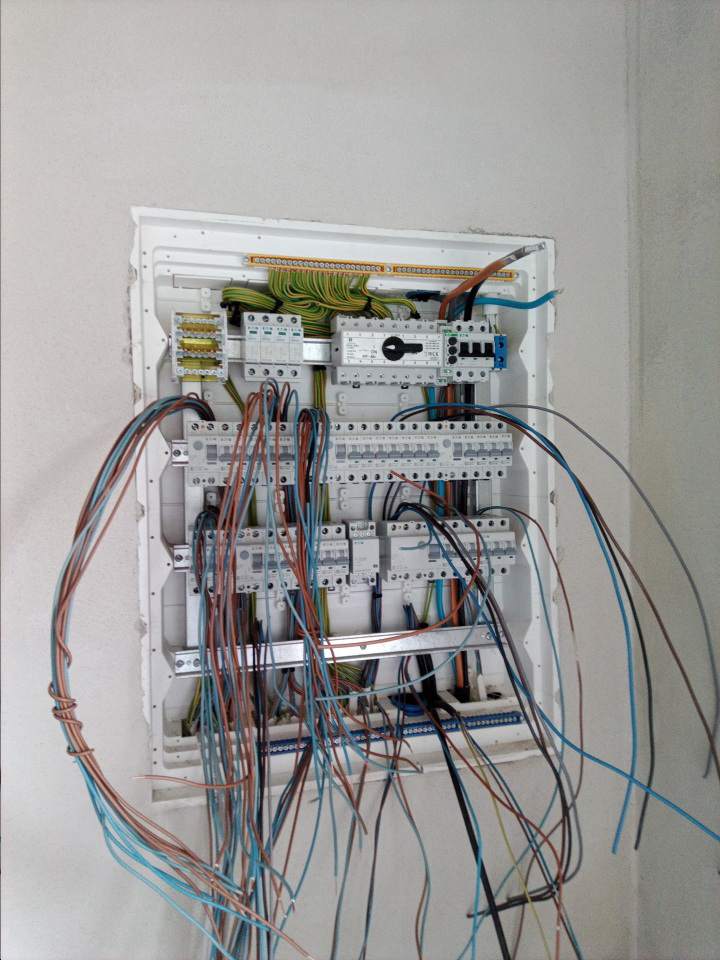 montaż okablowania elektrycznego